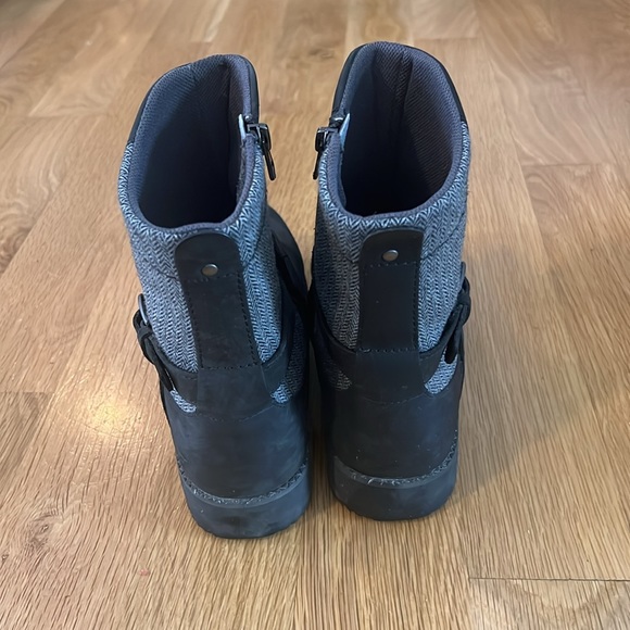 Eddie Bauer riding-boot inspired leather; black/gray - Picture 3 of 6